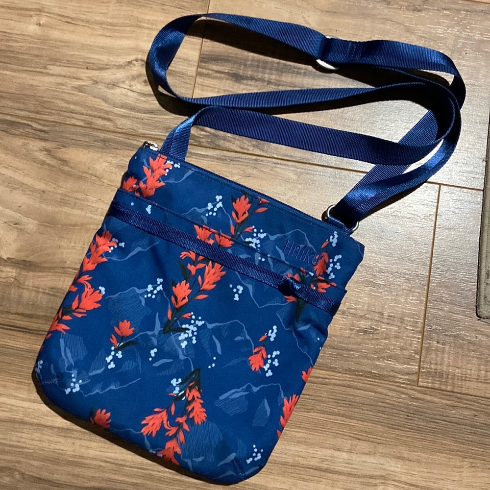 Haiku Revel crossbody bag in perfect condition!